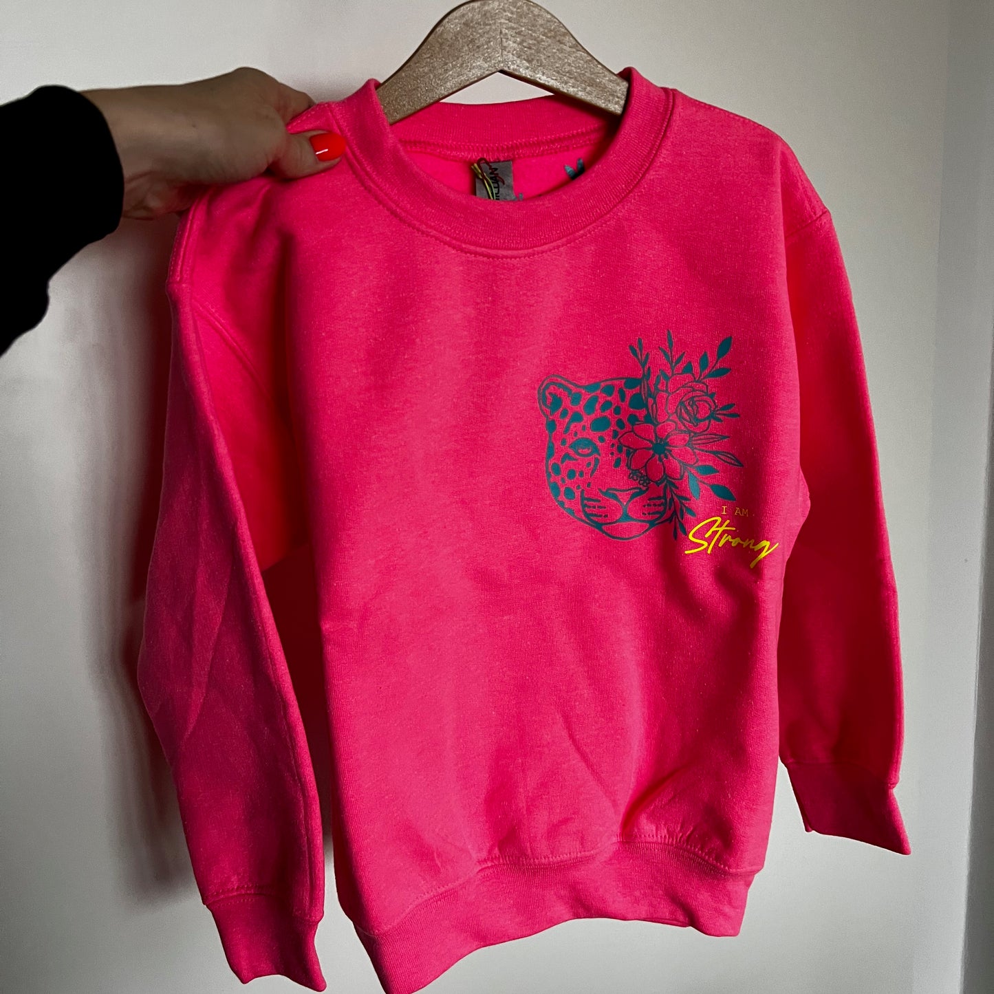 Good Vibes Leo Pullover für Kinder in neonpink