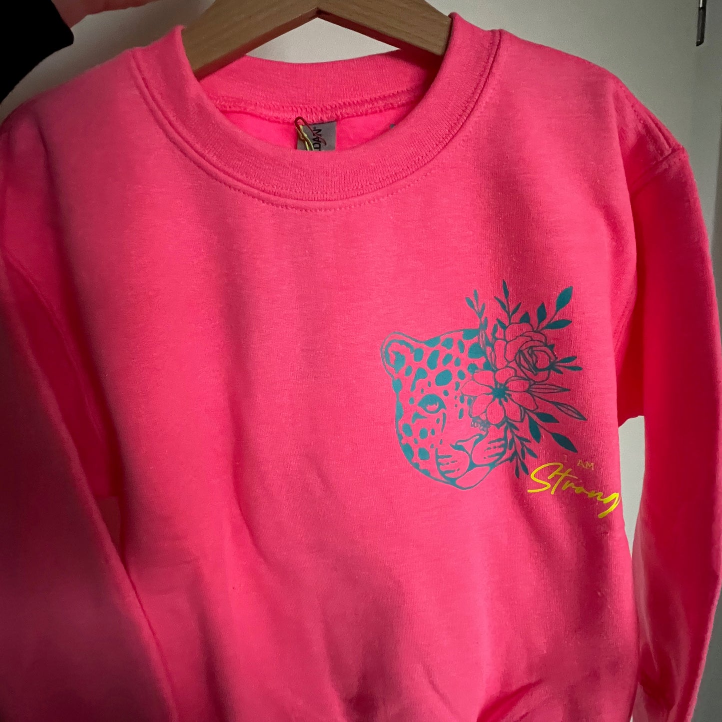 Good Vibes Leo Pullover für Kinder in neonpink