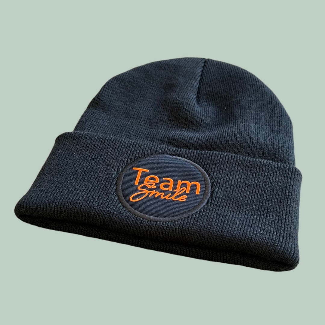 Statement Beanie Mütze "Team smile" gedreht